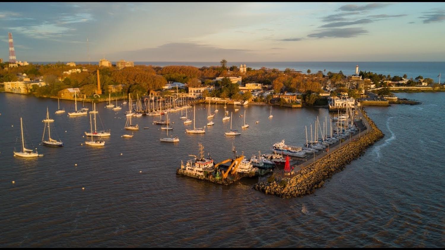 Velero navegando hacia Colonia del Sacramento desde Buenos Aires