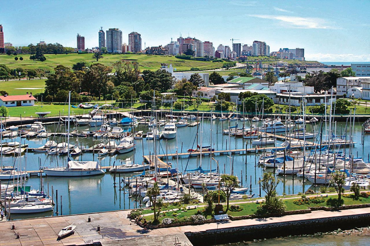 Velero navegando hacia Mar del Plata desde Buenos Aires