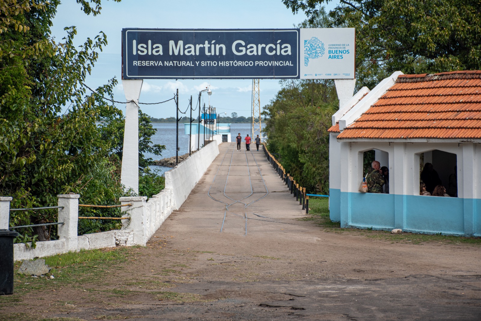 Velero navegando hacia Isla Martín García desde Buenos Aires
