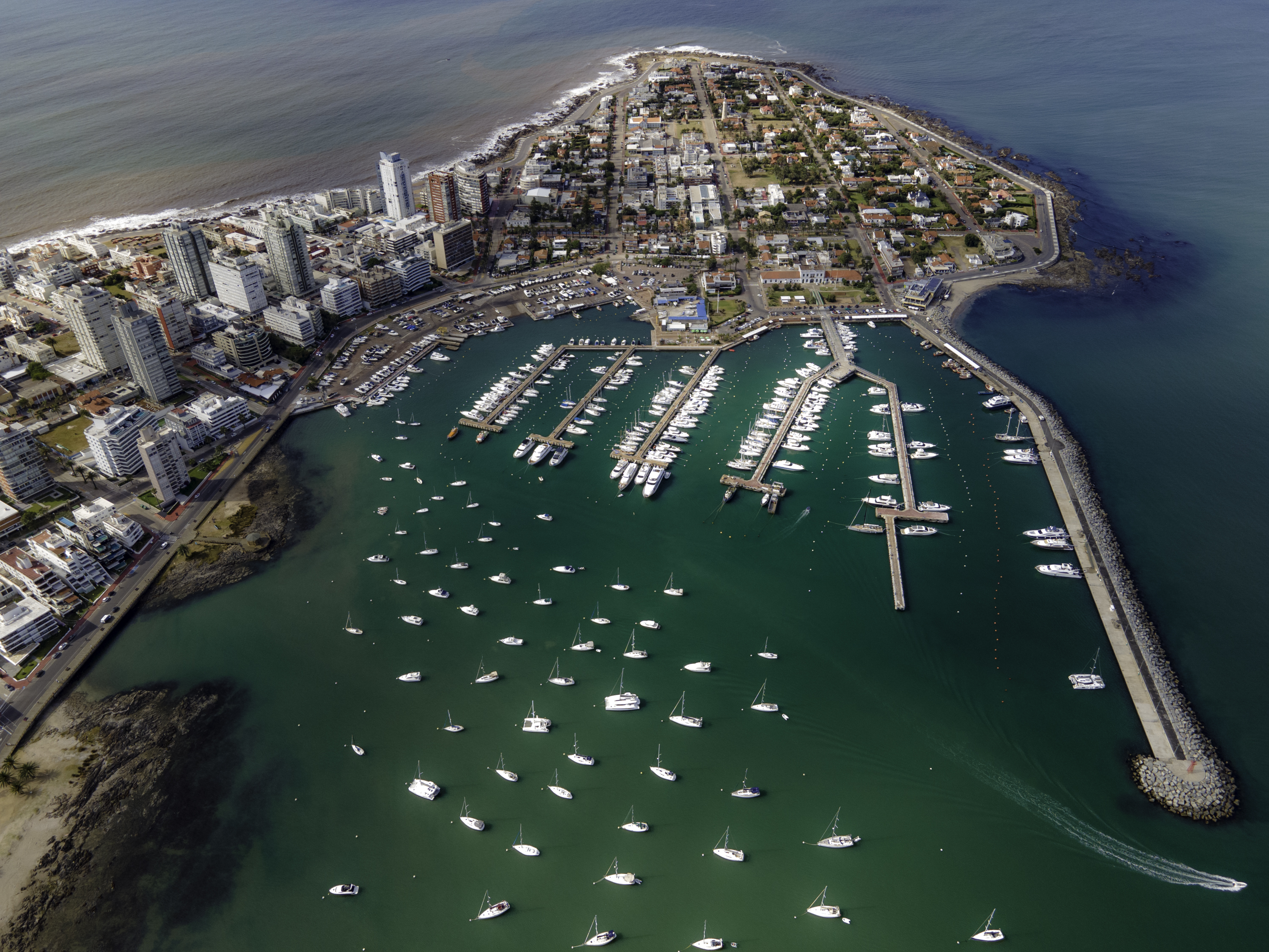 Velero navegando hacia Punta del Este desde Buenos Aires